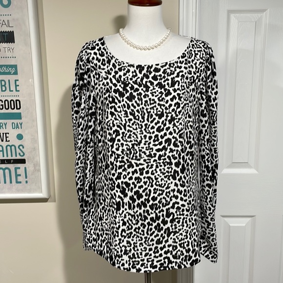 White House Black Market animal print long-slv w/ puffy shoulders. Button back. - Picture 2 of 12